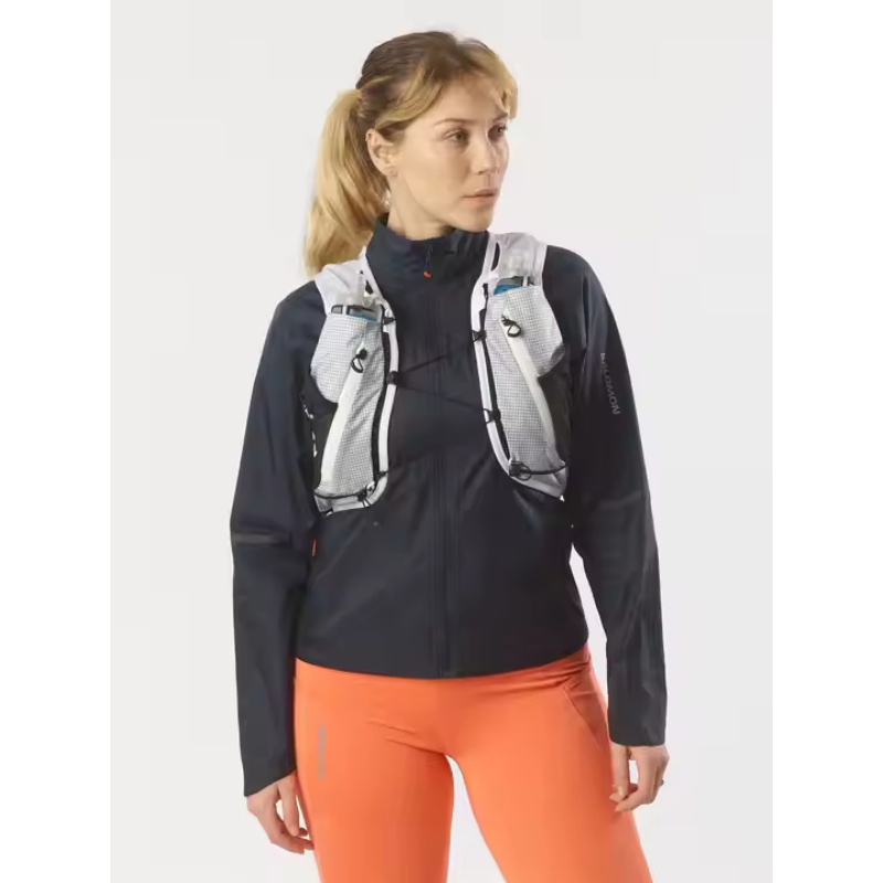 Water bladder vest for long distance running